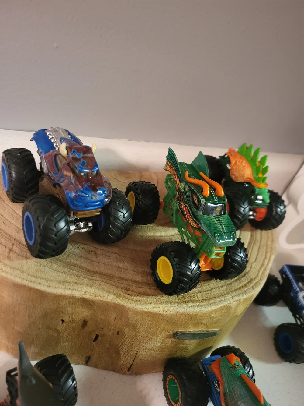 HOT WHEELS MONSTER JAM TRUCKS 1:64 SCALE  LOT OF 6